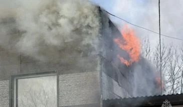 МЧС: автосервис на площади 600 «квадратов» горит на Сахалине — видео