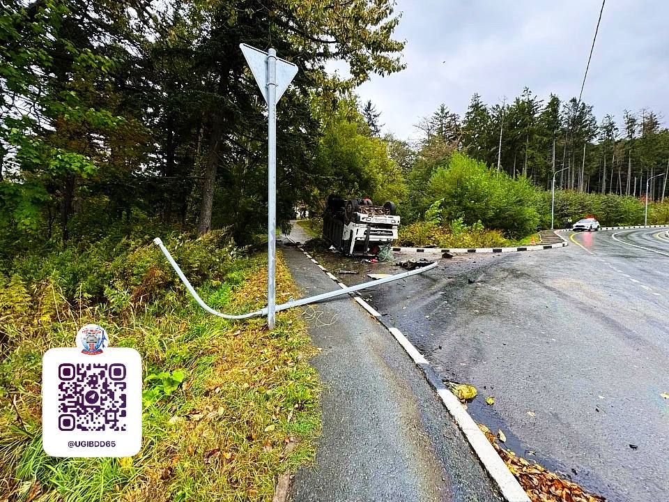 Грузовик снес опору и перевернулся по дороге на «Горный воздух»
