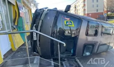 «Отказали тормоза» — микроавтобус врезался в магазин в Корсакове