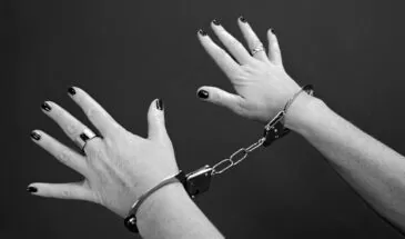 Мать года — женщину из Холмска отправили в СИЗО за неуплату алиментов