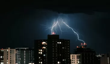 Во Владивостоке из-за сильного ветра пострадала часть фасада жилого дома
