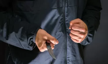 Пьяный мужчина напал с ножом на полицейских в Приморье