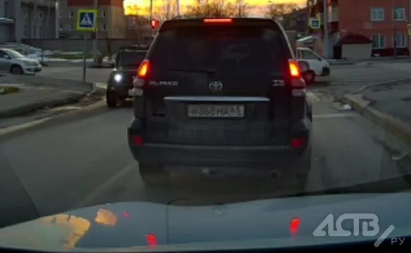 Водитель внедорожника в Южно-Сахалинске спровоцировал опасную ситуацию на дороге