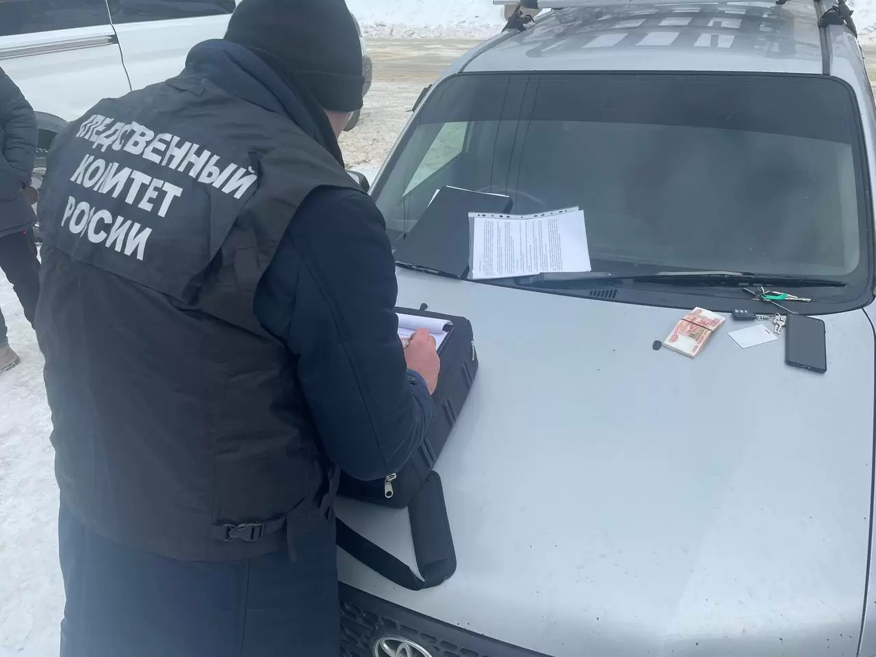 Мертвый мужчина в автомобиле у «Дома торговли» в Южно-Сахалинске — Видео