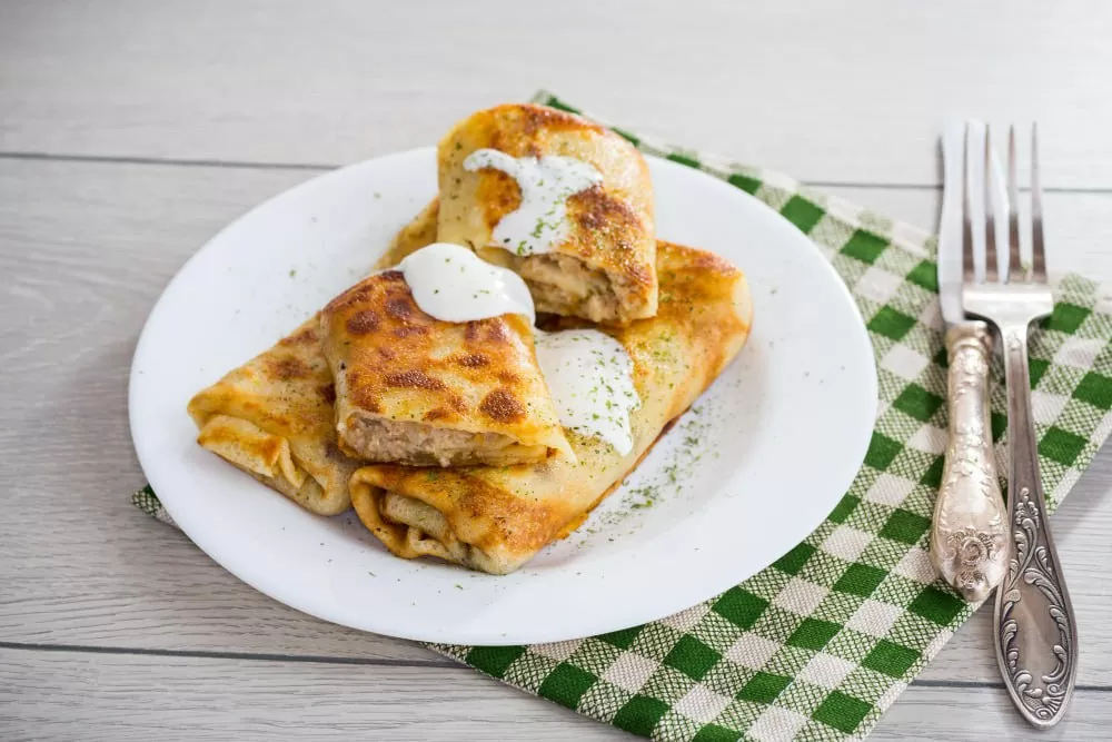 Масленичный секрет от Константина Ивлева: идеальные блины с мясом по семейному рецепту