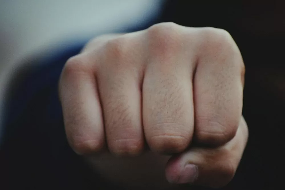 Тренер ударил ребенка в спортшколе на Сахалине