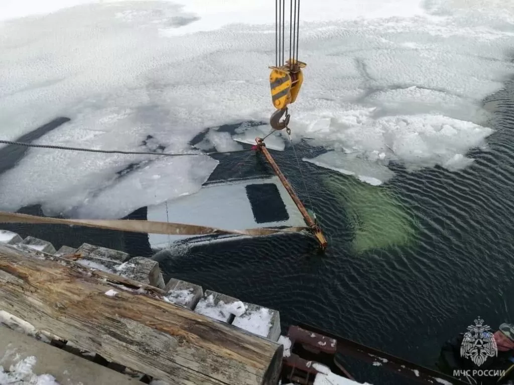 На Итурупе автомобиль упал с моста в воду: один человек погиб