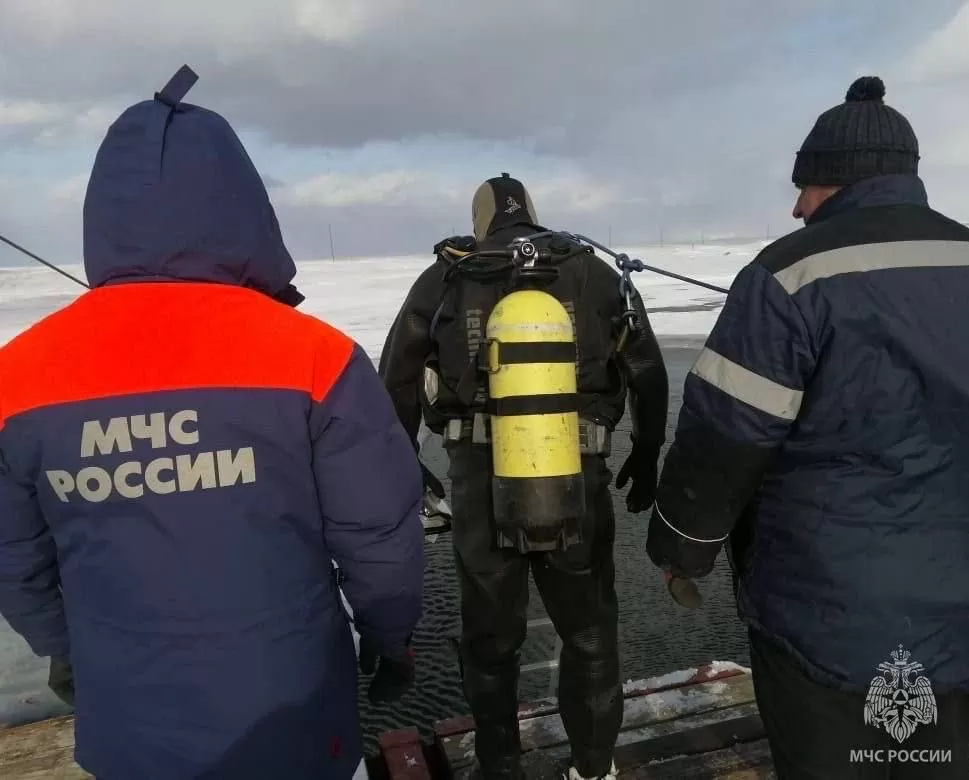 На Итурупе автомобиль упал с моста в воду: один человек погиб