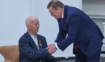 90 лет Владимиру Санги: губернатор вручил писателю государственную награду