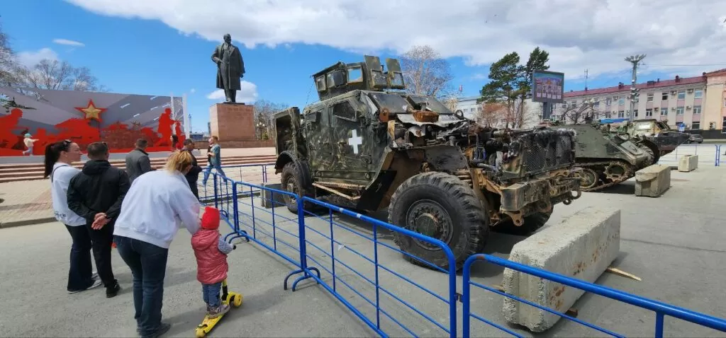 Трофеи СВО в центре Южно-Сахалинска: технику НАТО представили на выставке