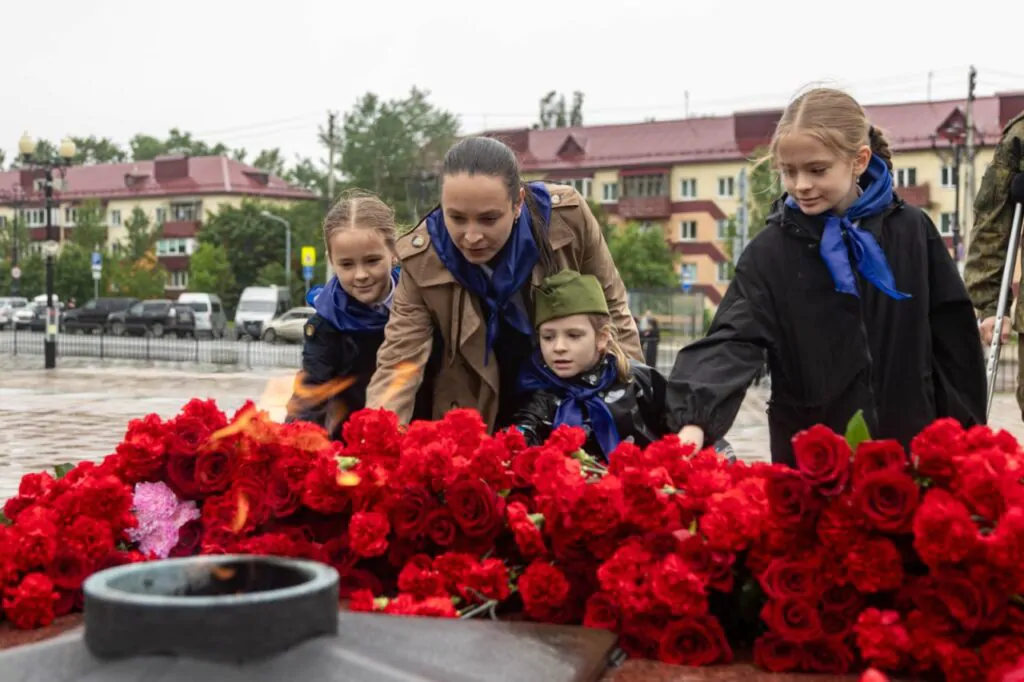 Жители Сахалинской области почтили память погибших героев в Великой Отечественной войне