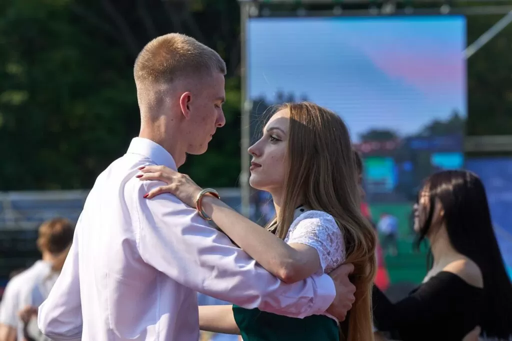 Южно-Сахалинск проводил 1400 выпускников во взрослую жизнь на стадионе «Космос»