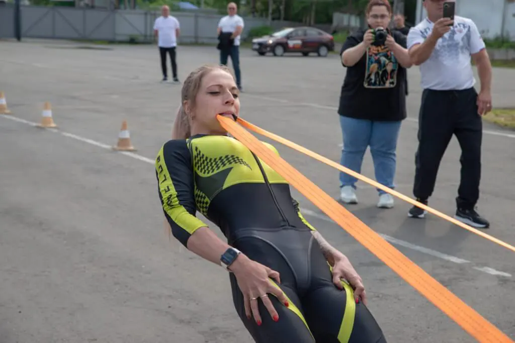 Людмила Спирина протащила Хаммер зубами