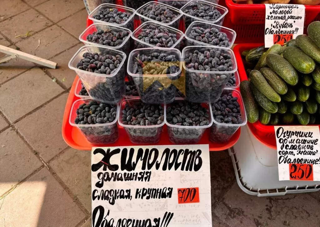 свежая клубника и жимолость