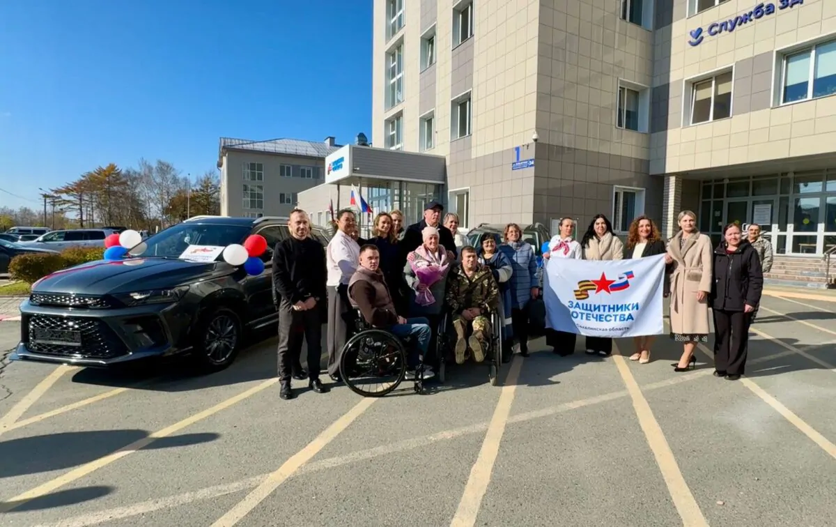 Автомобили с ручным управлением вручили ветеранам СВО на Сахалине