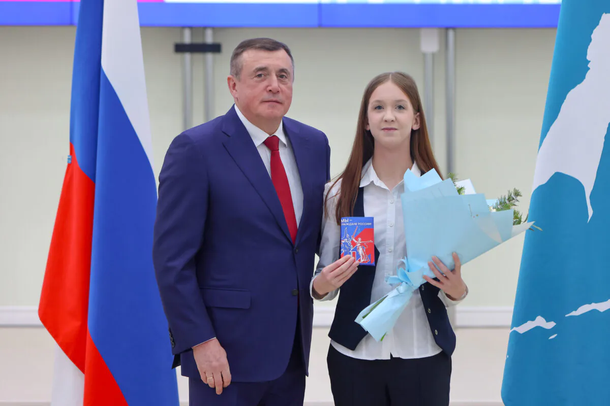 Губернатор вручил паспорта активным школьникам Сахалина в День Конституции