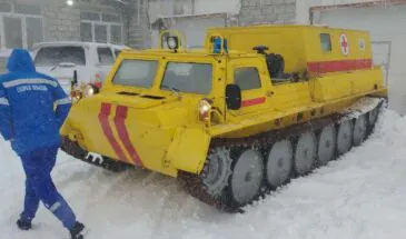 Тяжелого пациента доставили в больницу на вездеходе во время метели на Сахалине