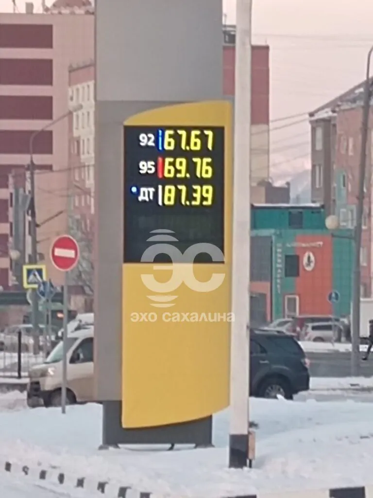 Цены на бензин и дизтопливо выросли почти на рубль в Сахалинской области