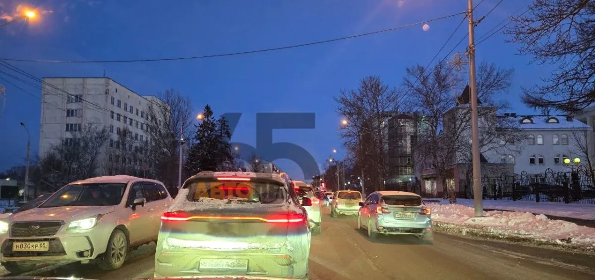 Светофор на Комсомольской - Хабаровской в Южно-Сахаинске спровоцировал пробки