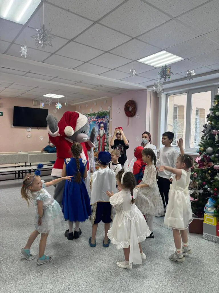 Полицейские и волонтеры устроили новогодний праздник для детей в сахалинском медучреждении