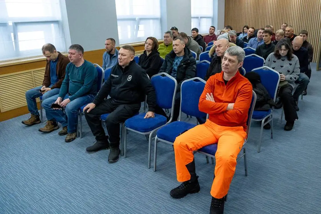 "Все сигналы на контроле": мэр Южно-Сахалинска провел оперштаб по циклону