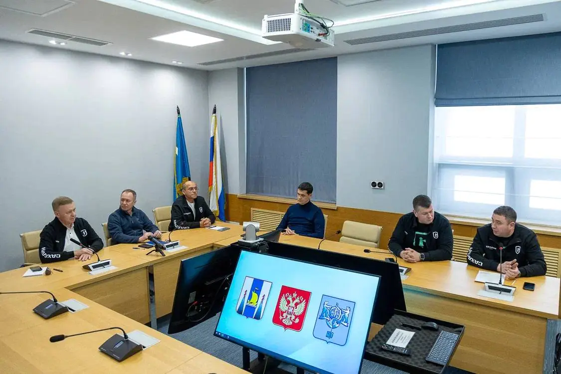 "Все сигналы на контроле": мэр Южно-Сахалинска провел оперштаб по циклону