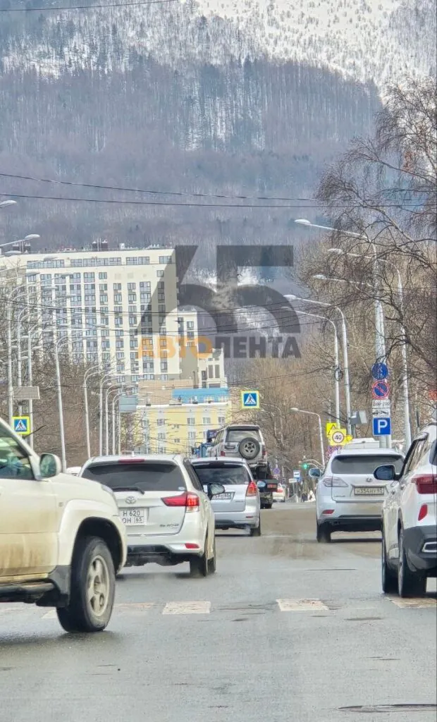 Внедорожник получил серьезные повреждения в ДТП в Южно-Сахалинске