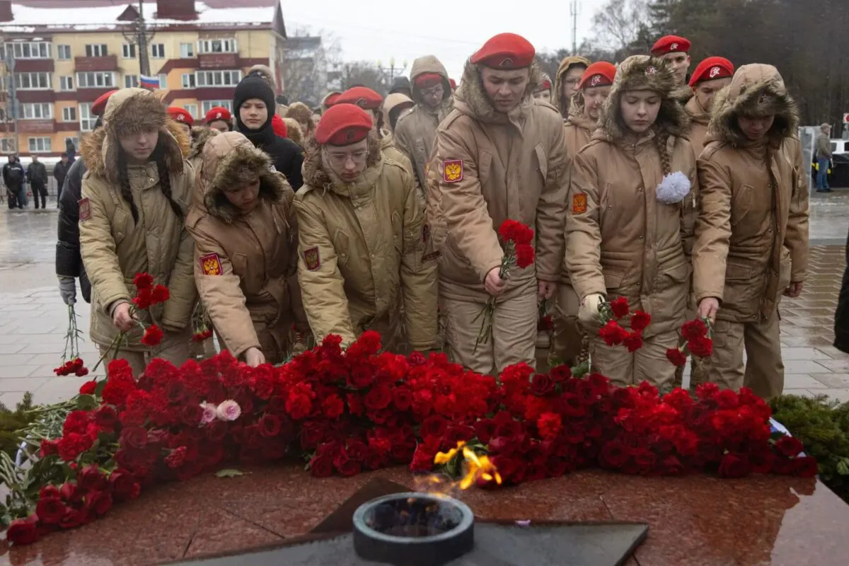 В Южно-Сахалинске в День защитника Отечества возложили цветы к Вечному огню