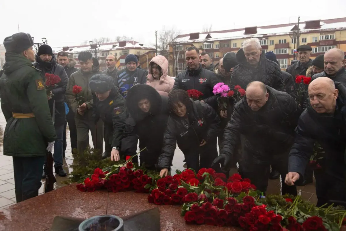 В Южно-Сахалинске в День защитника Отечества возложили цветы к Вечному огню