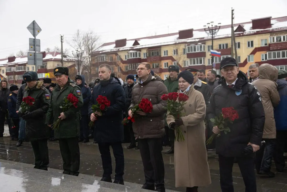 В Южно-Сахалинске в День защитника Отечества возложили цветы к Вечному огню
