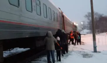 Локомотив пассажирского поезда сошел с рельсов на Сахалине