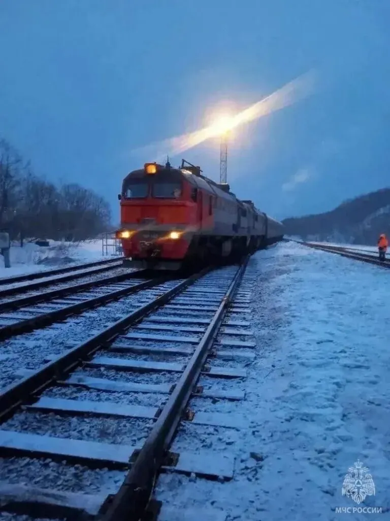 На Сахалине восстановили движение после схода локомотива пассажирского поезда