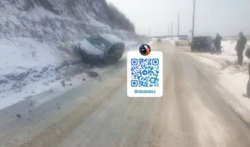В Невельске Prius столкнулся с встречной машиной и съехал с дороги