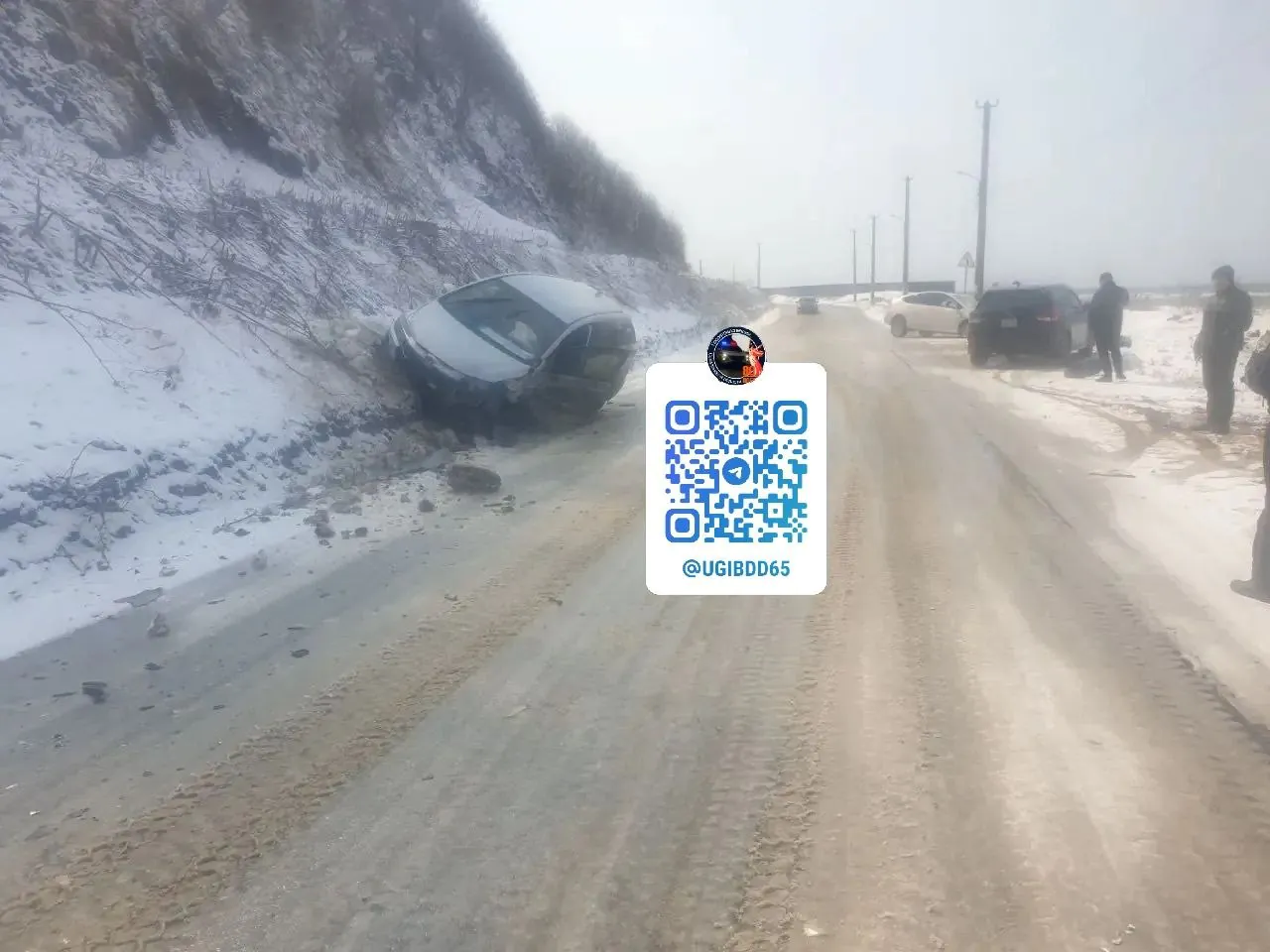 В Невельске Prius столкнулся с встречной машиной и съехал с дороги