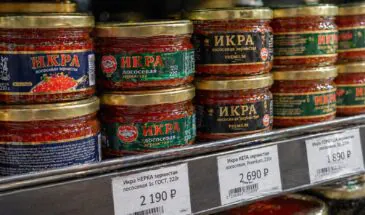 Красная икра подешевела в России