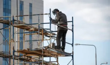 В Ново-Александровске сварщик упал с высоты 3 метров