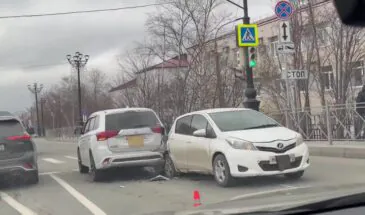Водитель Toyota Vitz устроил массовое ДТП в Южно-Сахалинске — смотрим видео с места