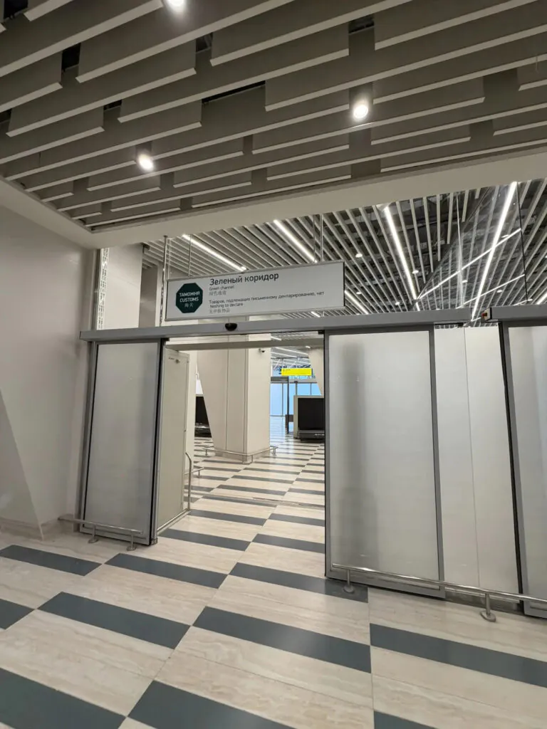 Зеленый коридор таможенного контроля в новом терминале аэропорта Южно-Сахалинска