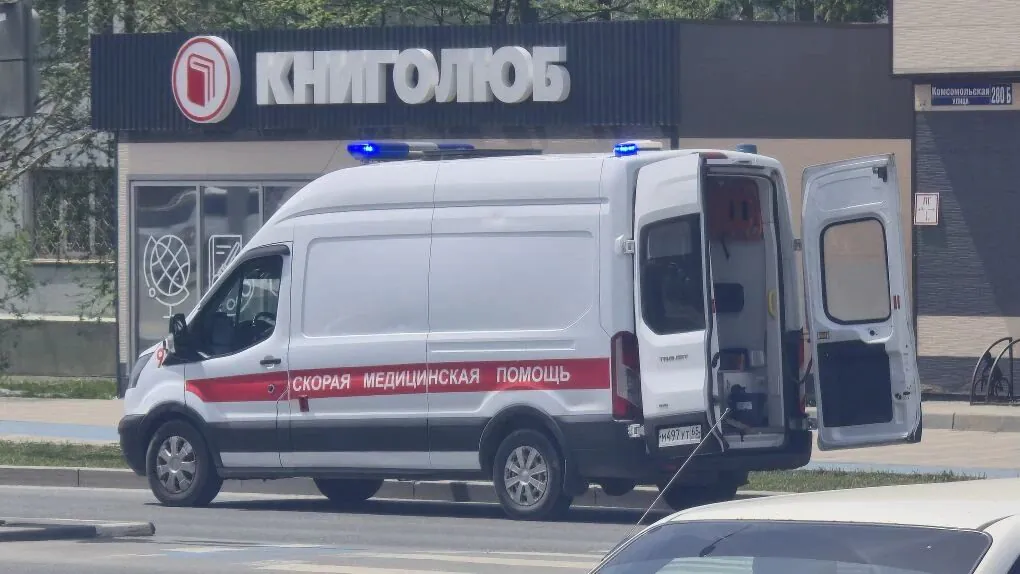 Очевидцы: мужчину из магазина в Южно-Сахалинске увезли на «скорой»