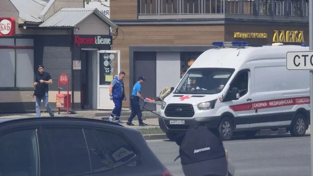 Очевидцы: мужчину из магазина в Южно-Сахалинске увезли на "скорой"