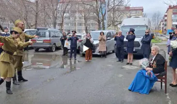 Военные на Сахалине провели мини-парад для ветерана Нины Харенко