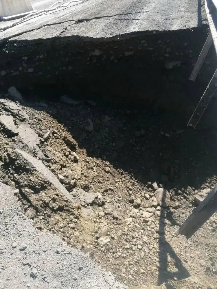 Дорога провалилась в Углегорском районе