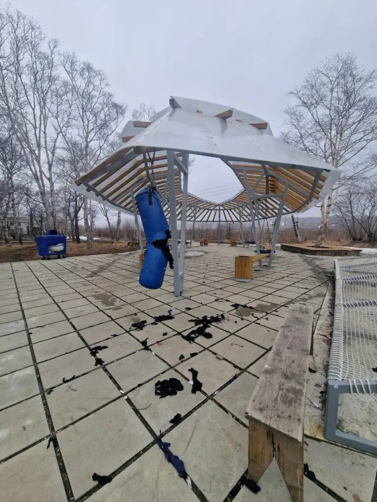 Вандалы испортили новые общественные пространства в семи районах Сахалина