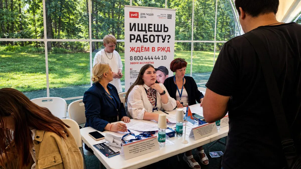 Более 200 сахалинцев и курильчан получили предложения о работе на ярмарке трудоустройства
