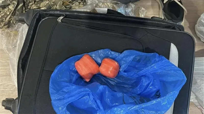 Изъятые полицией свертки с мефедроном в чемодане