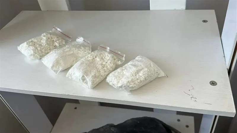 Пакеты с изъятым синтетическим наркотиком на столе