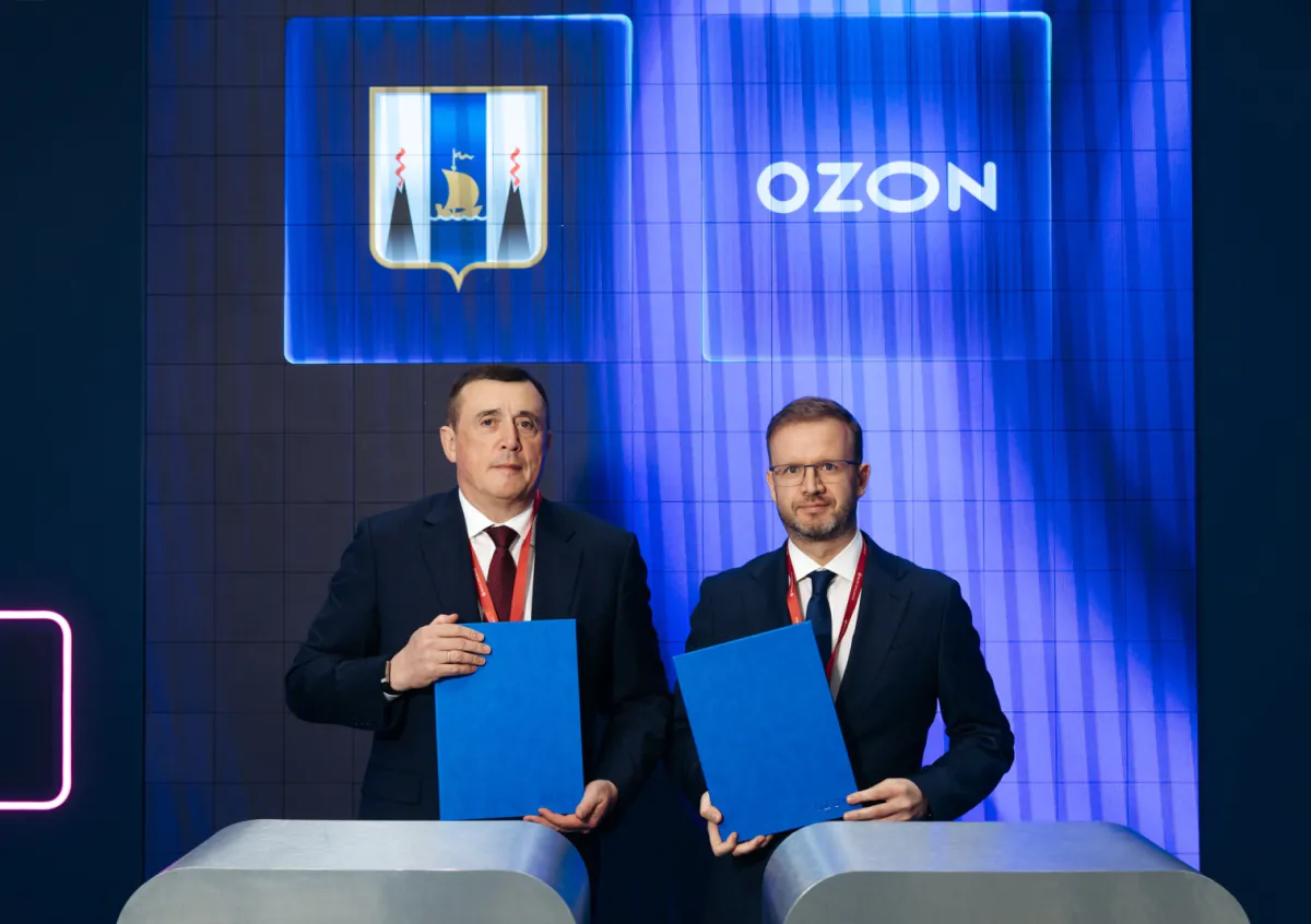 Губернатор Сахалинской области и представитель Ozon подписывают соглашение о строительстве логистического центра
