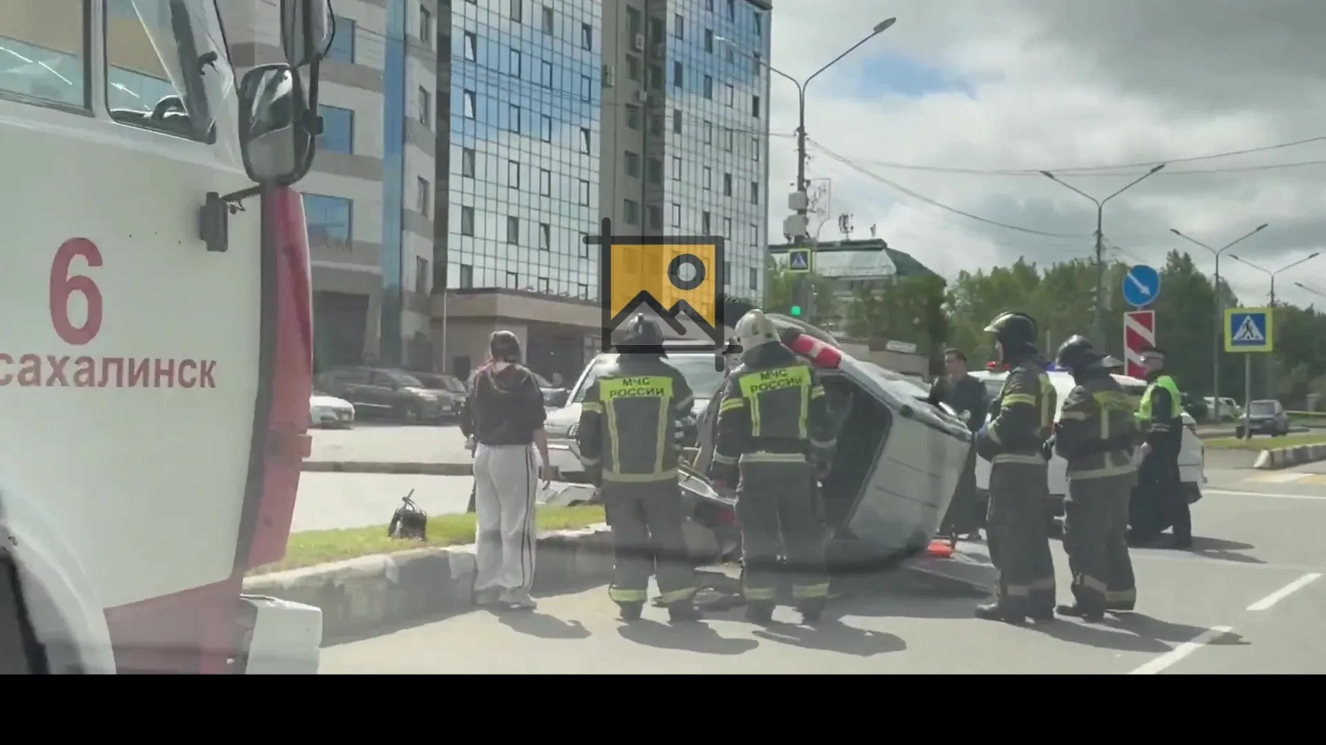Внедорожник лег на бок после столкновения с Toyota Land Cruiser 200 в Южно-Сахалинске — видео