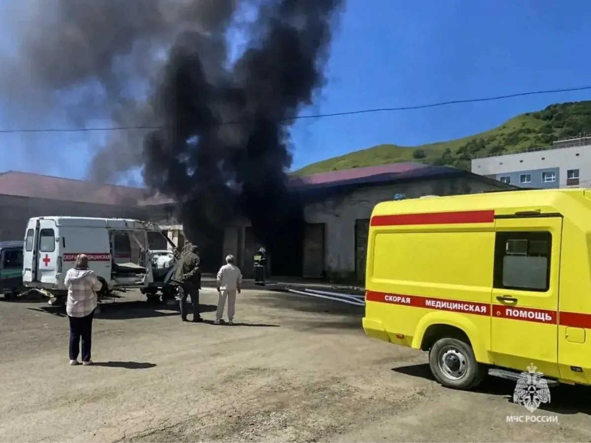 Автомобиль УАЗ тушили в гараже Невельской ЦРБ