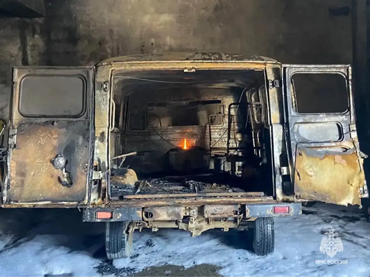 Автомобиль УАЗ тушили в гараже Невельской ЦРБ